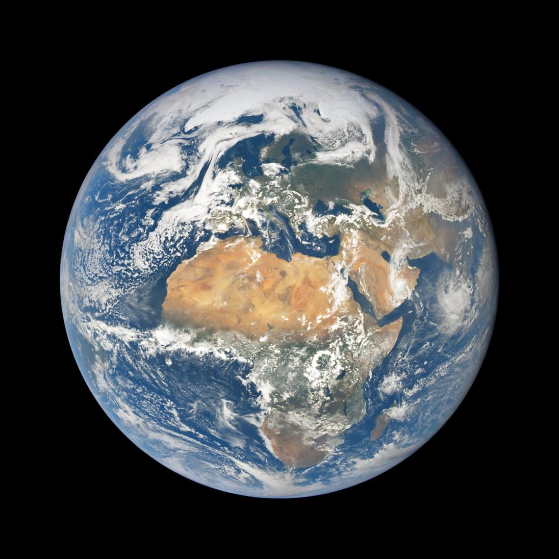 planeta tierra desde el espacio, se ve el continente africano en primer plano y arriba eurasia